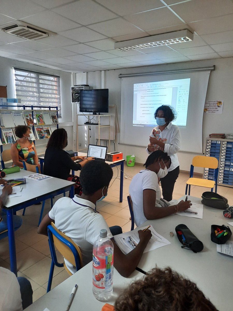 CPlacoly's tweet photo. SEMAINE DE LA PRESSE A L'ECOLE : La journaliste Nathalie JOS à la rencontre des élèves de 4ème et de 3ème aujourd'hui 23 mars 2021. Thèmes abordés autour de l'information et la désinformation : rôle du journaliste , le fact checking, infos fausses ou réelles.... https://t.co/SR34lxNvNT