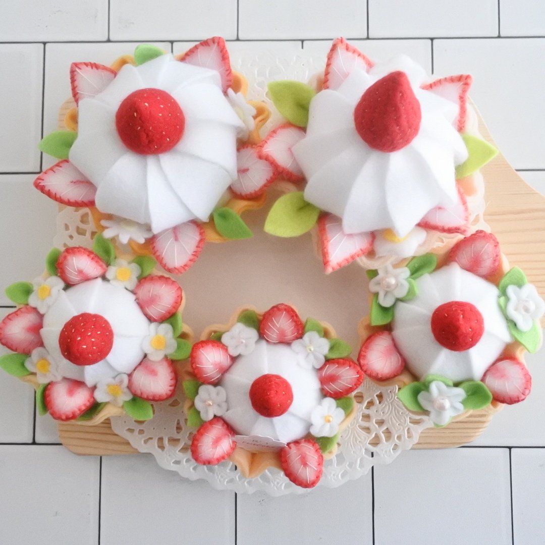 あーる 9 28 シートフェルト作品展 春のいちご 祭り 刺繍歪んでるけど試作だから良し これから型紙 最終修正してちょっとお高いフェルトで作ってみようかな いやもう私的にこのダイソーのフェルトで大満足なんだけれどね あーるの