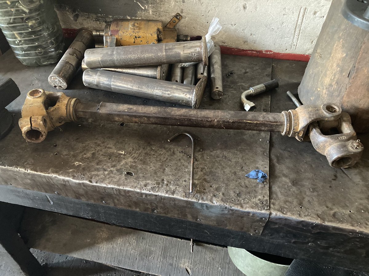 juanjolema22's tweet photo. Sector #Metalurgica con varios frentes a la vez. Se fabrican y ajustan cierres para gateras del Hipodromo aproximándonos a las carreras del jueves 25. Reparación de “3 punto” tractor, ajustes en excéntrica, reparación de cardan. #LogisticaIDF
Más 👉🏻 https://t.co/Q35ogvU8kg