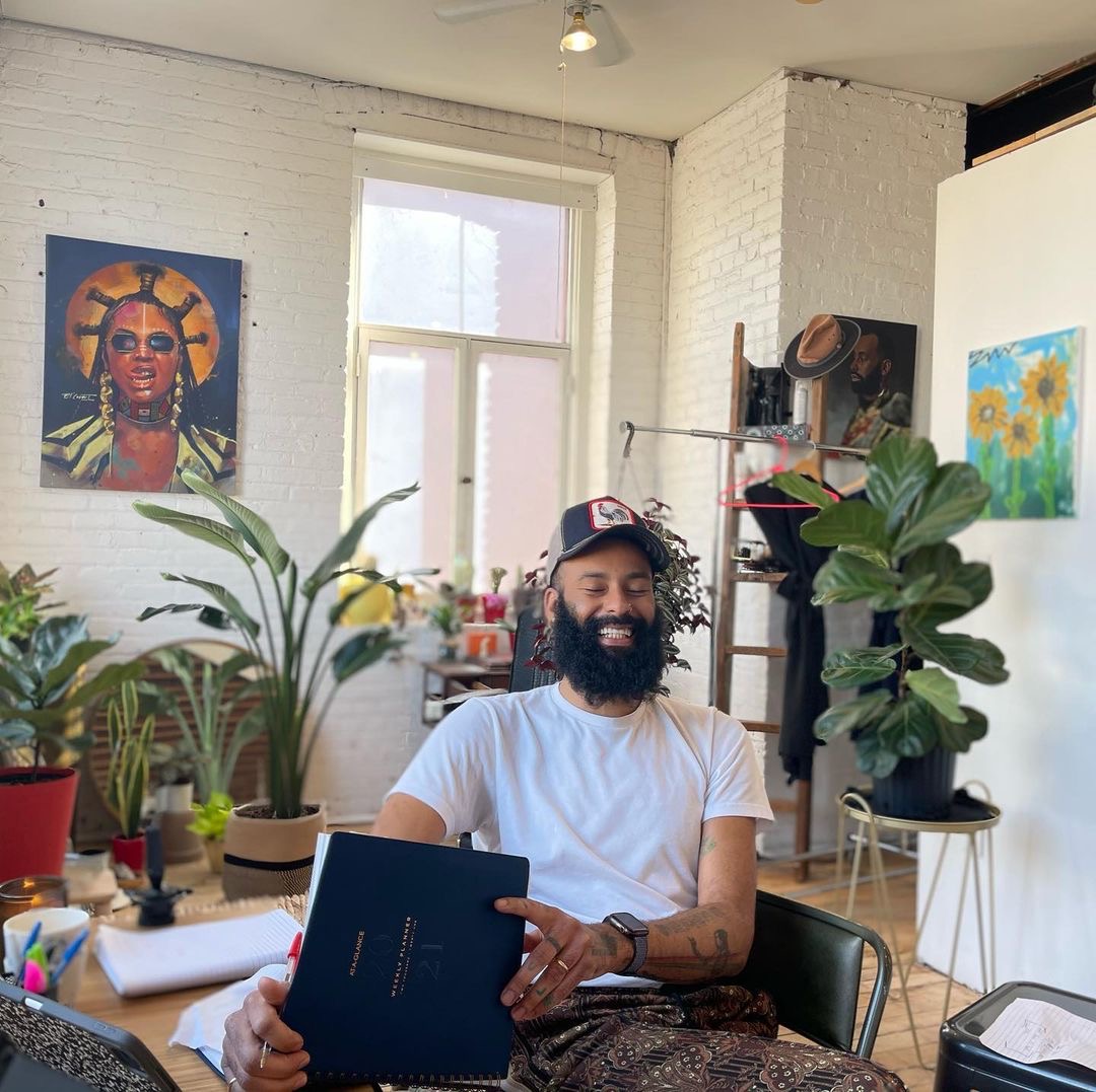 ATAGLANCE's tweet photo. How our friend @rogermuddhair plans his a.m. schedule with AT-A-GLANCE:

 * 1st hr wake up. (Coffee, browse, think, candles, tarot, music)
* 2nd hr center self. (Prayer, Plank, Cardio)
* 3rd hr cleanse body. (Shower, Groom, Get Dressed) https://t.co/w0nJ9XVahf