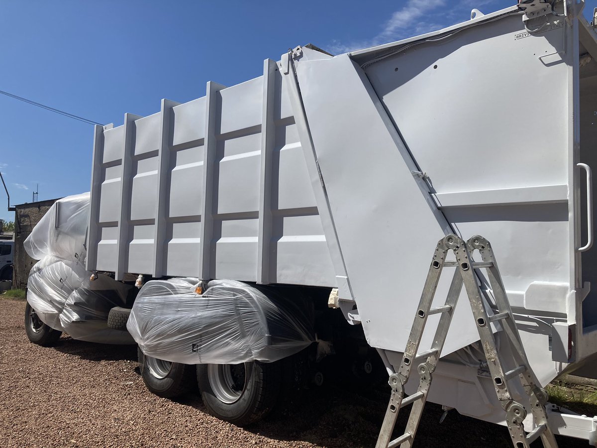 juanjolema22's tweet photo. Sector #ChapaYpintura Se culminó pintura de la carrocería #RecolectoraZonaEste avanzando en el ensamblado y restauración total de la unidad. Seguimos con más detalles 👉🏻
#LogisticaIDF https://t.co/pRaMWRGfvD
