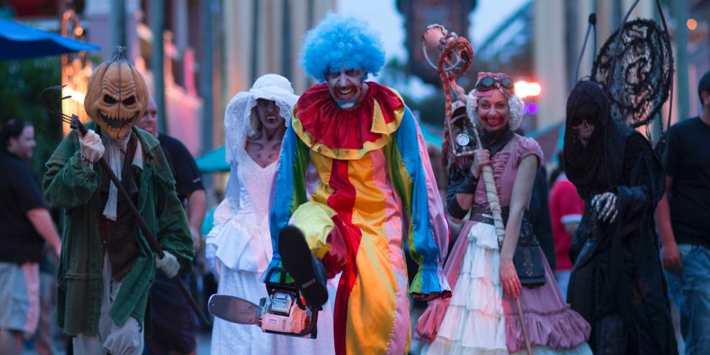 HorrorNightsORL's tweet photo. the way this just radiates comfort 🔪 https://t.co/YcFFtS0uDx