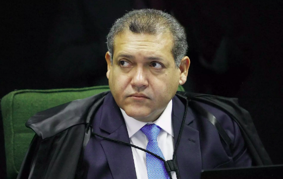 JotaInfo's tweet photo. STF: Nunes Marques vota para negar suspeição de Moro no caso de Lula. Neste momento, há maioria de 3 votos a 2 contra a suspeição do ex-juiz. Cármen Lúcia avisou que irá se manifestar de novo: https://t.co/UqvTyMxPfj https://t.co/qCPVZIfcFF