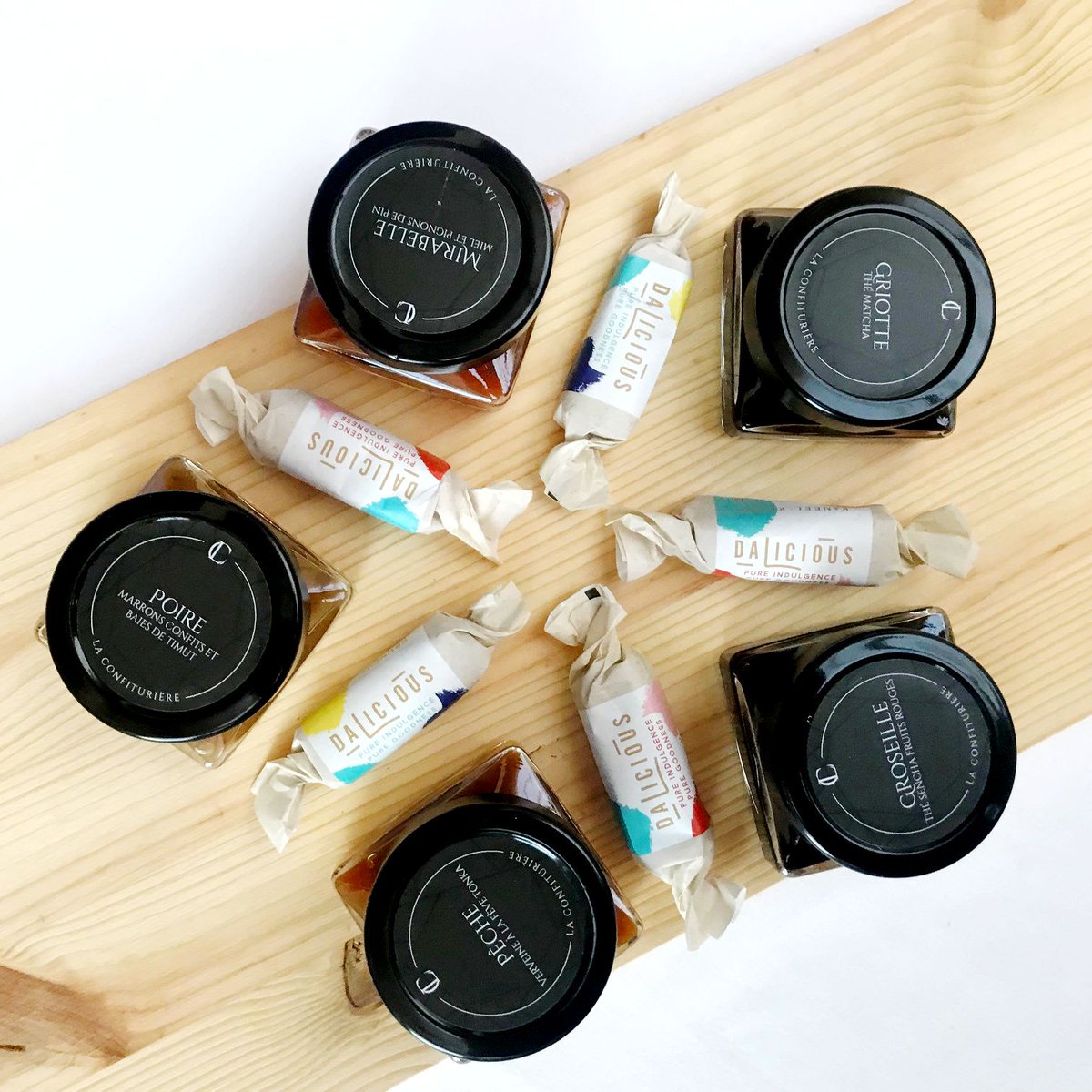 Un mois bien gourmand avec un petit pot de confiture 100% bio aux associations harmonieuses de la marque française La Confiturière (<a href="/laconfituriere/">La Confituriere</a>) et une barre aux dattes végan de la marque néerlandaise Dalicious.