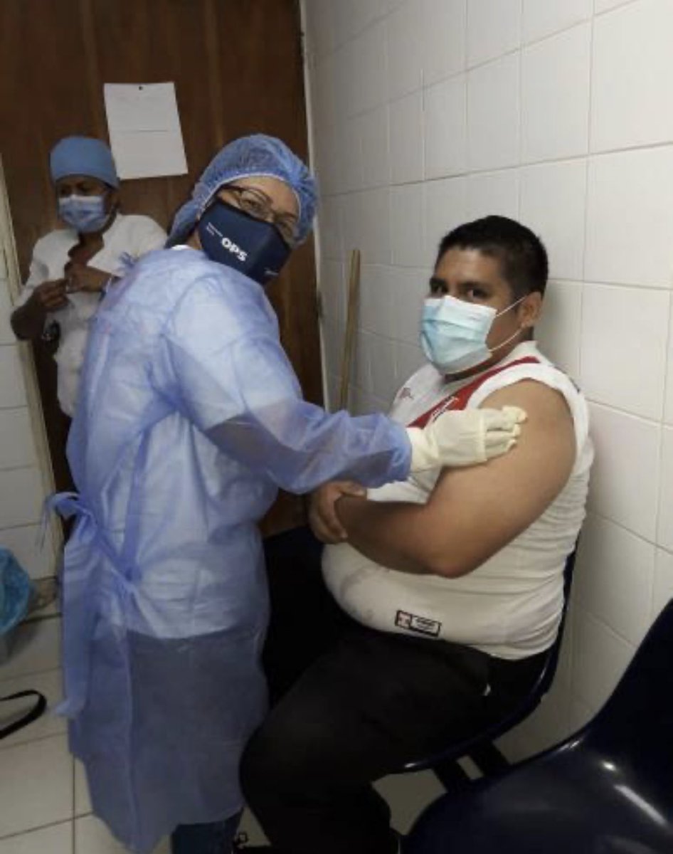 LuisOlavarrieta's tweet photo. HERMANDAD | #Anaco
Maricela Medina, -enfermera venezolana- vacuna a un médico peruano formado en nuestro país.

Él lleva orgulloso la camiseta de su selección y nosotros celebramos que estes aquí.

La verdadera hermandad no requiere de lazos de sangre, ni tampoco nacionalidad. https://t.co/jsDCGAVG7n