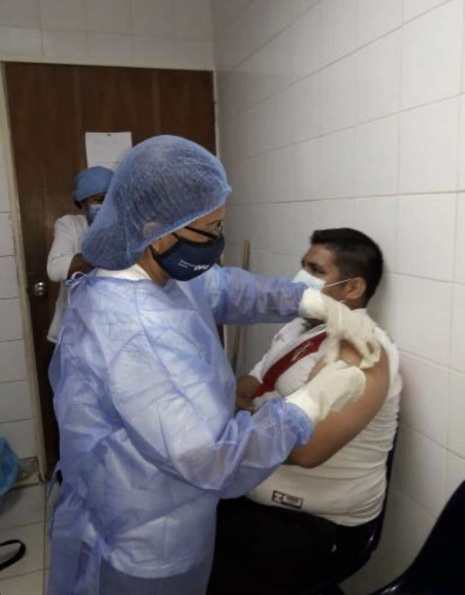LuisOlavarrieta's tweet photo. HERMANDAD | #Anaco
Maricela Medina, -enfermera venezolana- vacuna a un médico peruano formado en nuestro país.

Él lleva orgulloso la camiseta de su selección y nosotros celebramos que estes aquí.

La verdadera hermandad no requiere de lazos de sangre, ni tampoco nacionalidad. https://t.co/jsDCGAVG7n