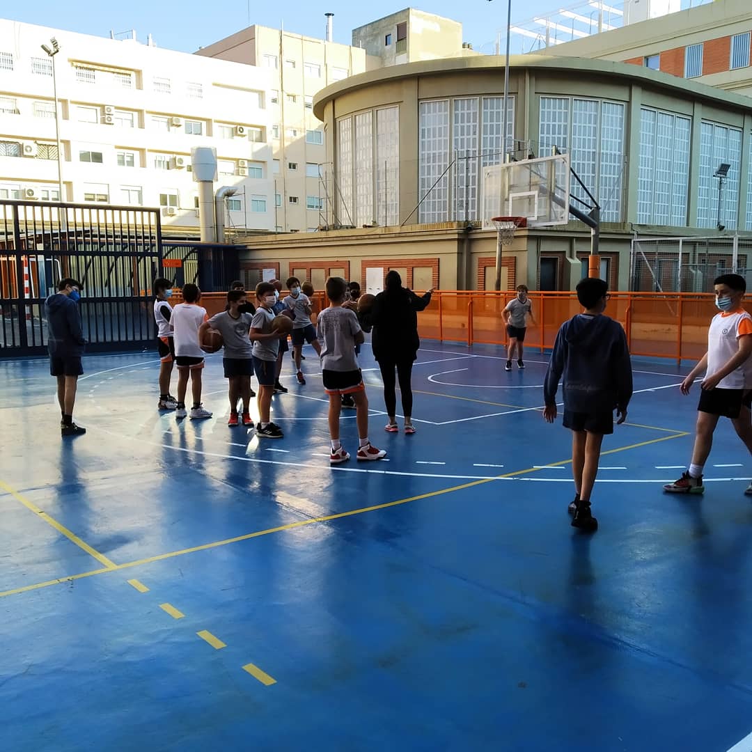 SD_Calasanz's tweet photo. 💙🧡SD CALASANZ🧡💙
Somos deporte, diversión, compañerismo, somos Calasanz☺️✌️
#somoscalasanz #somosvalores #somosdeporte #deporteseguro #juegoenmicole #juegolimpio #mareanaranja #esfuerzocompartido #escolapiosbetania https://t.co/hg6WmIx0wU