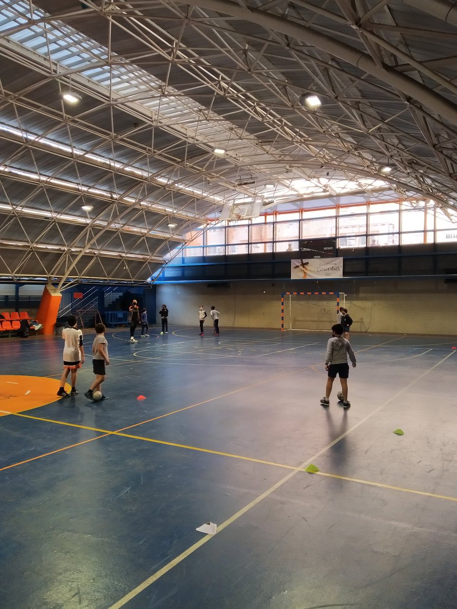 SD_Calasanz's tweet photo. 💙🧡SD CALASANZ🧡💙
Somos deporte, diversión, compañerismo, somos Calasanz☺️✌️
#somoscalasanz #somosvalores #somosdeporte #deporteseguro #juegoenmicole #juegolimpio #mareanaranja #esfuerzocompartido #escolapiosbetania https://t.co/hg6WmIx0wU
