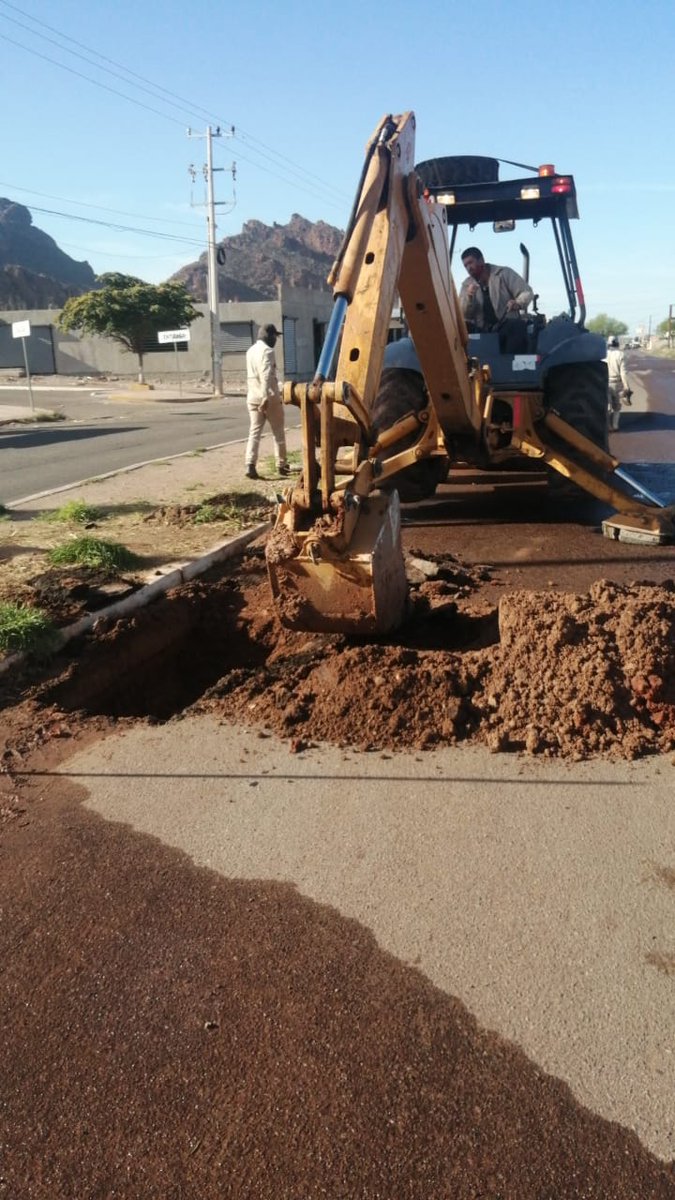 CEAGuaymas's tweet photo. Se realiza reparación de dos fugas de agua en tubo de 16 pulgadas de asbesto, ubicados en Bulevar Mar del Norte sector Guaymas Norte. https://t.co/32nQSXsNq1
