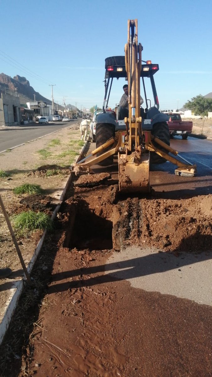 CEAGuaymas's tweet photo. Se realiza reparación de dos fugas de agua en tubo de 16 pulgadas de asbesto, ubicados en Bulevar Mar del Norte sector Guaymas Norte. https://t.co/32nQSXsNq1