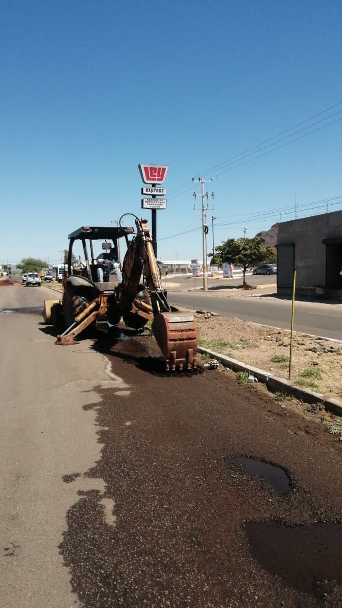 CEAGuaymas's tweet photo. Se realiza reparación de dos fugas de agua en tubo de 16 pulgadas de asbesto, ubicados en Bulevar Mar del Norte sector Guaymas Norte. https://t.co/32nQSXsNq1