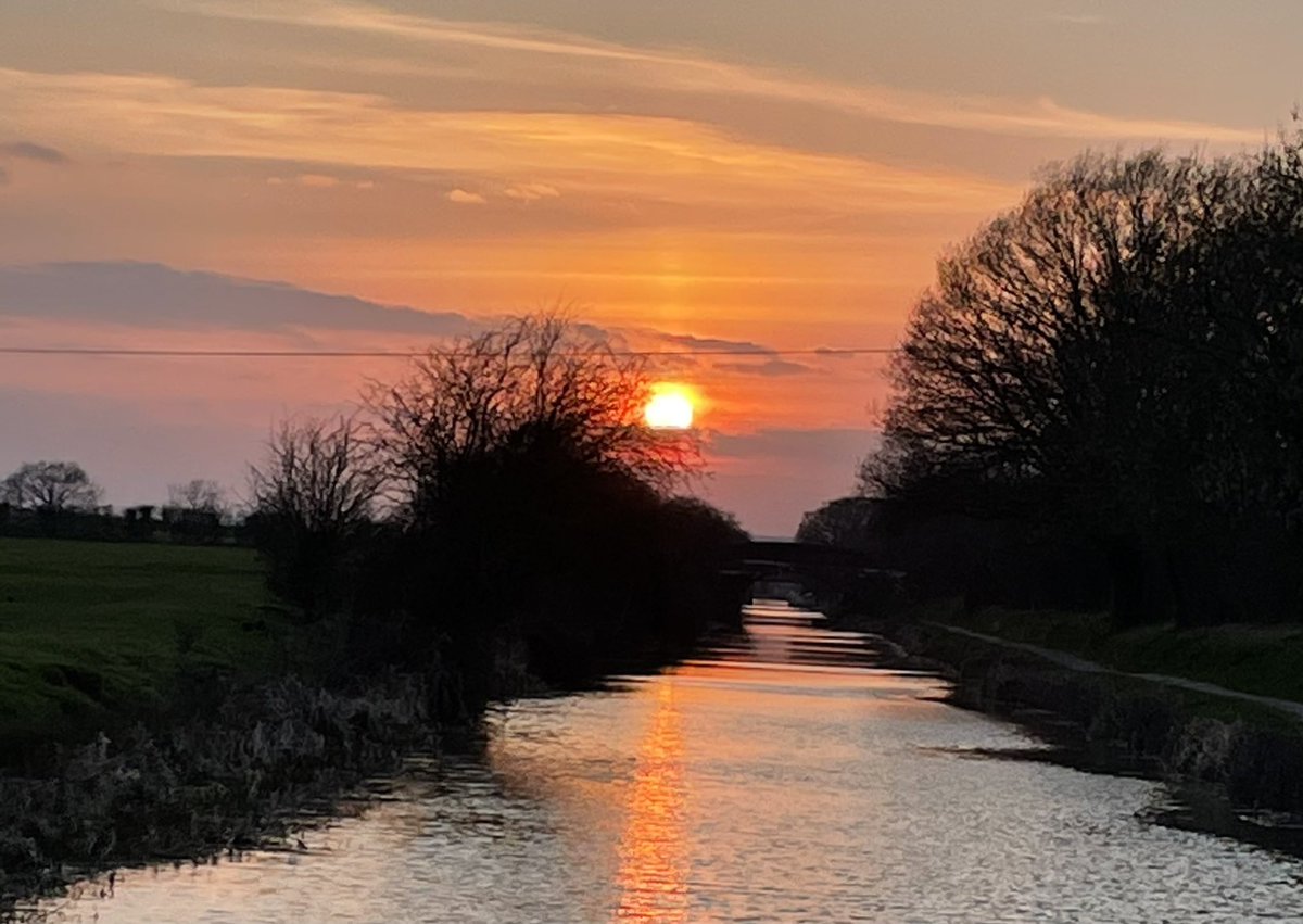 TheWessexRose's tweet photo. Lovely sunset on the #KennetandAvonCanal this evening #boatsthattweet #boatlife #sunset #reflections #redskyatnight #semington #whaddon #wiltshire @StormHour https://t.co/5GdtmbQnCJ