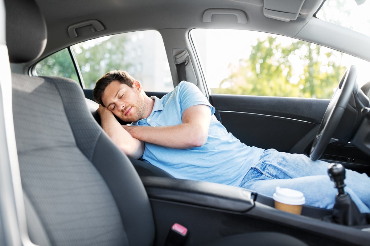 Устал в дороге отдохни. Спать в авто. Спящий парень в машине.