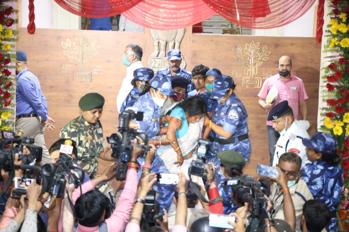 hegelbagelll's tweet photo. MLA's of opposition ,Who were protesting were Thrashed and beaten by police in #BiharAssembly 
This is serious crime and shutting the voice of opposition 
Shame on you BJP and JDU
#नीतीशकुमार_शर्म_करो https://t.co/s6ThYlr5pq