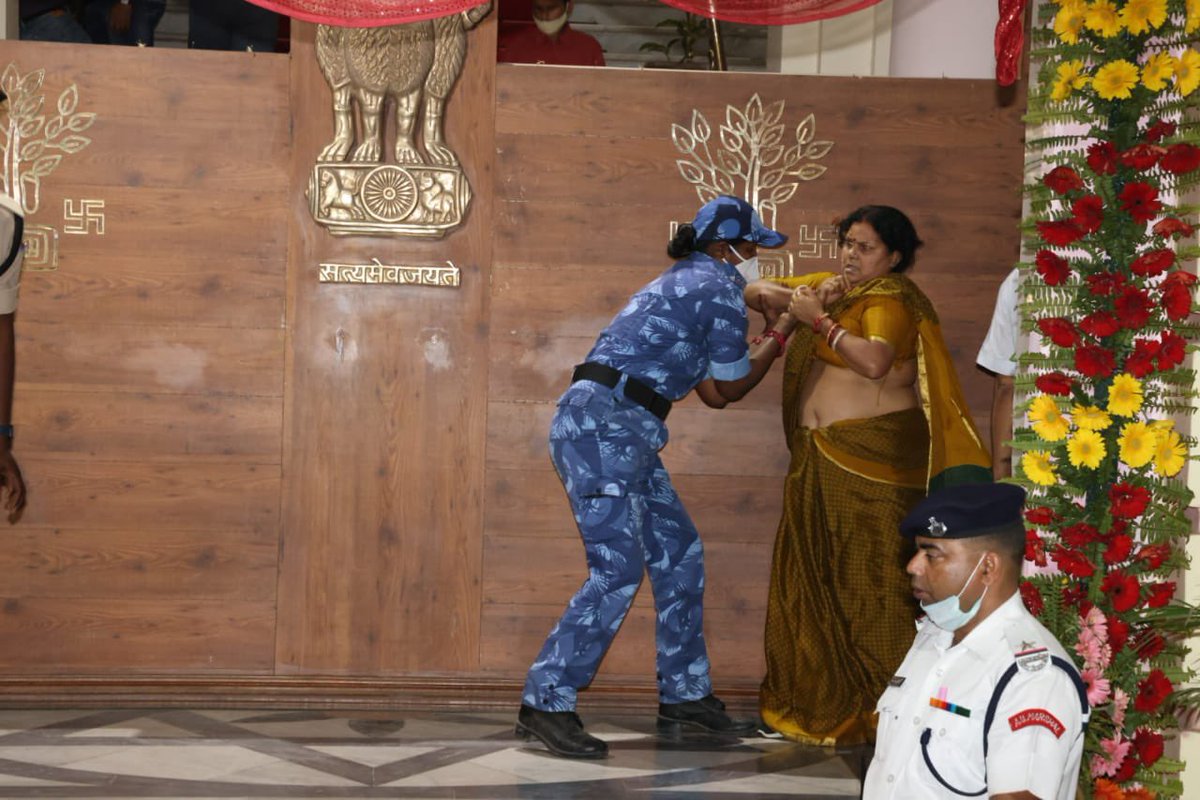 hegelbagelll's tweet photo. MLA's of opposition ,Who were protesting were Thrashed and beaten by police in #BiharAssembly 
This is serious crime and shutting the voice of opposition 
Shame on you BJP and JDU
#नीतीशकुमार_शर्म_करो https://t.co/s6ThYlr5pq