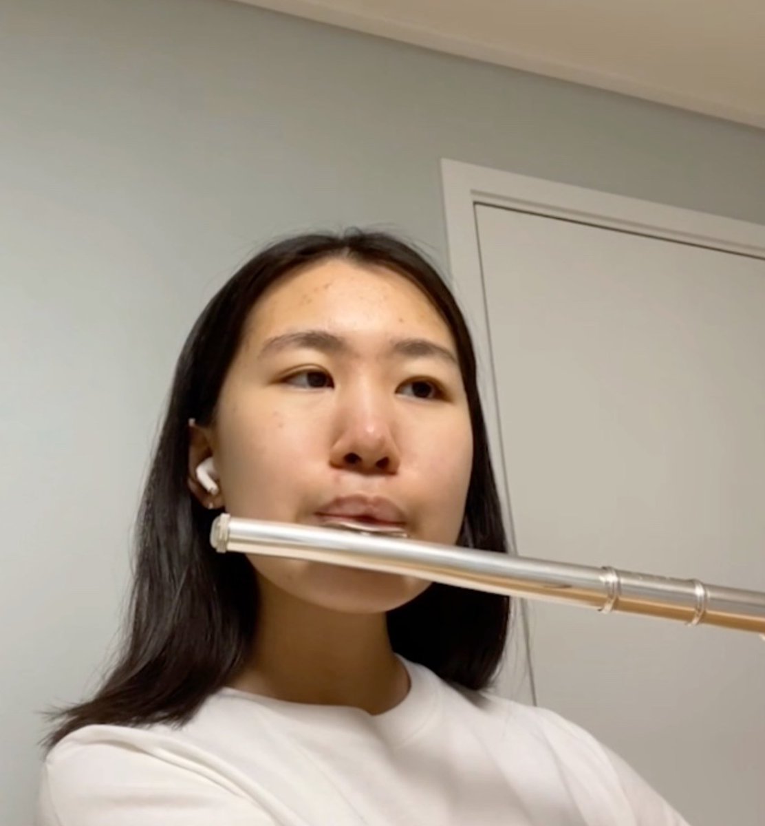 DHTedworth's tweet photo. What fantastic performances from two of our UV - Dayeon on the flute and Katie on the violin AND viola! Well done girls! @DowneHouseMusic https://t.co/xVnw75tNLe