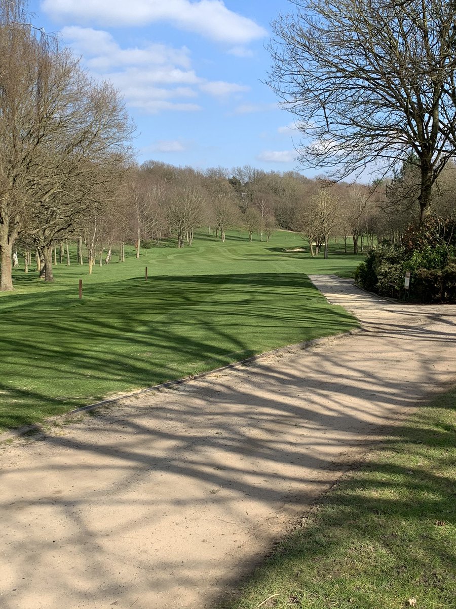 It’s starting to look like a golf course again 🙌🏻 weather has finally let us cut some grass!