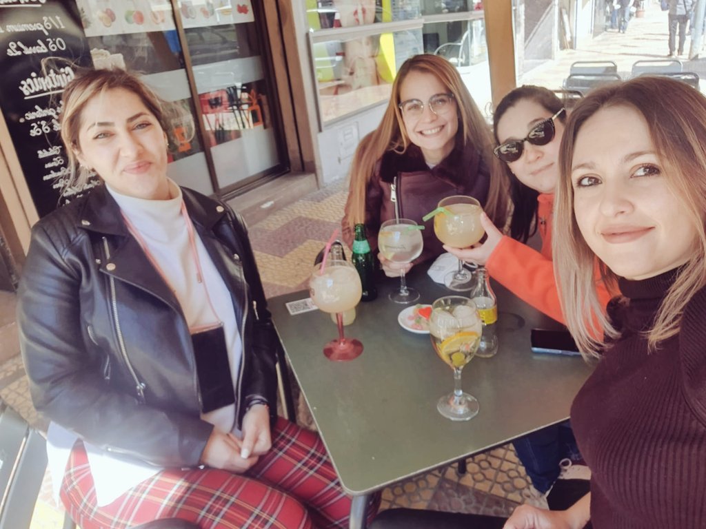 claudix22's tweet photo. Lo mejor este domingo
-me pediré un café... (Ro)
-yo un cubata ( Clau)
-pues nada 4 cubatas y 2 chupitos (Elsa)
- y de aquí vamos a Paquito que está lleno de gente 😂 (knarik)
#domingocualquiera #lasadoro #lasheliado https://t.co/rbx5yXNMdj