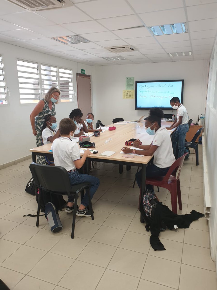 CPlacoly's tweet photo. JOURNEE NATIONALE DE L'INNOVATION 2021 : Le collège Vincent PLACOLY a remporté le prix national de l'innovation dans la catégorie travail collectif et sera mis à l'honneur le 07/04/2021 pour son projet trilingue "Tissons la toile de Babel". Nouvelle façon d'apprendre les langues! https://t.co/bTa8o9WzSx