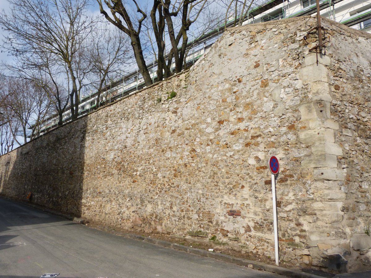 Dernier vestige du domaine : plusieurs pans de la clôture du parc (faute de belles allées forestières) du côté du vieux bourg. Bonus : le "Pavillon de bains de Mme de Pompadour", souvent photographié début XXe devant le lotissement en marche, et qui disparaît qlq années + tard.