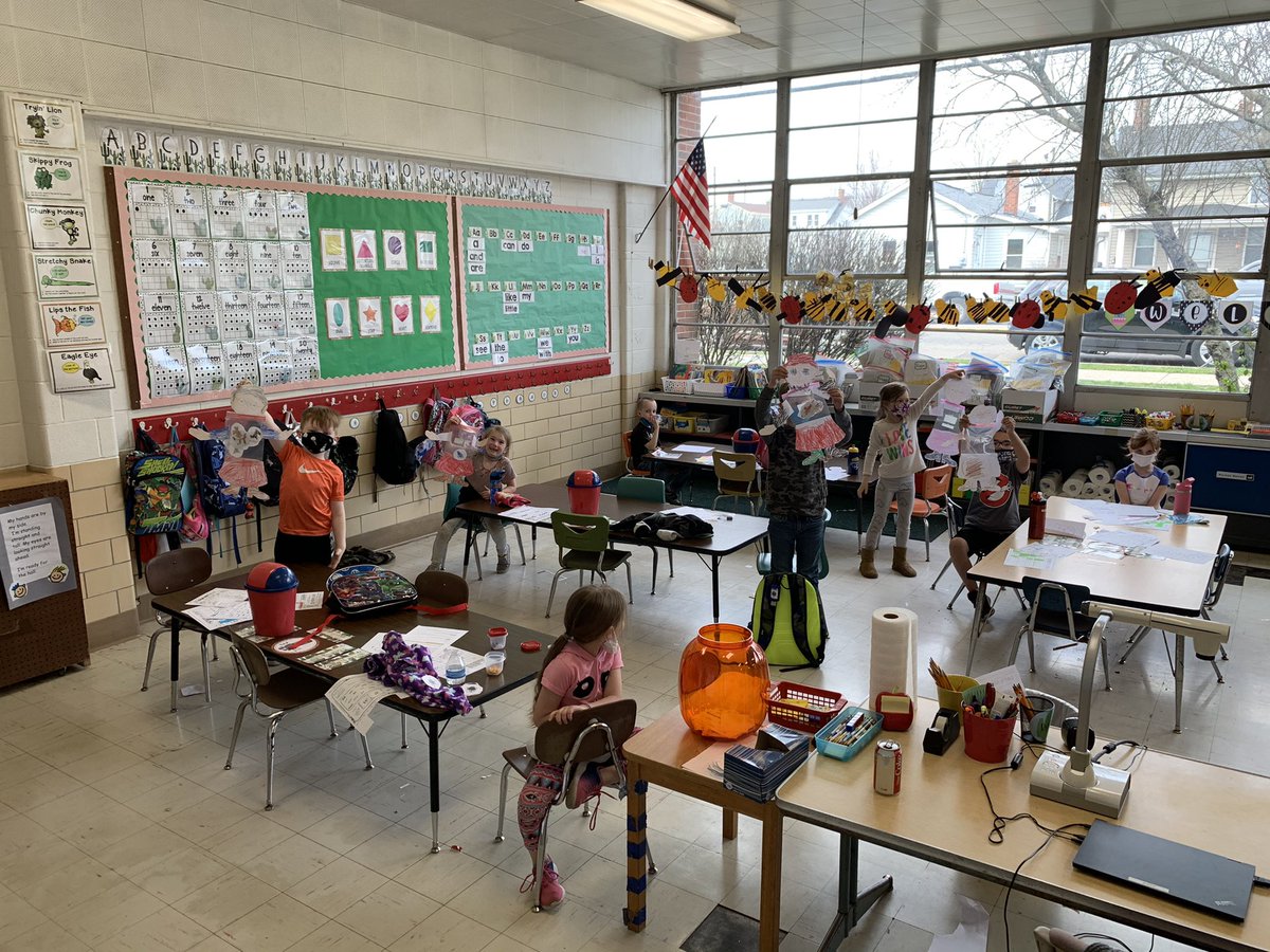 jesterar3's tweet photo. Practicing our retelling skills with our book “I Know an Old Lady” 🪰🕷🐤... what fun we had! #kindergarten #retelling https://t.co/eKNNRVM1SC
