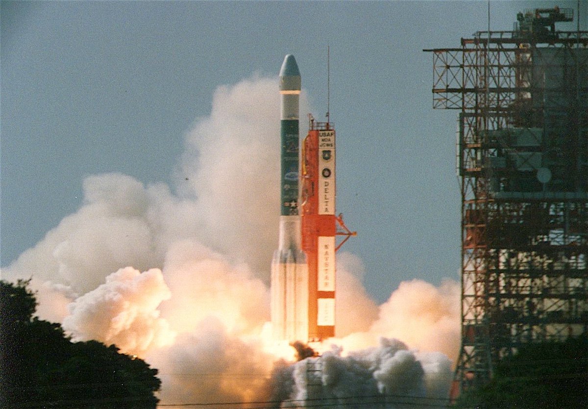 ShuttleAlmanac's tweet photo. @ulalaunch #thankyoudeltaII Delta-221 in June, 1993 carrying GPS-II-12 https://t.co/GdHASiT1ZN