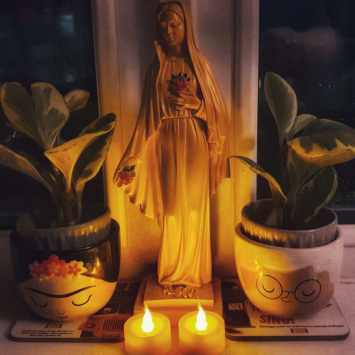 cdlucky13's tweet photo. Today marks 1 year since the first lockdown began and some of us stayed home to save the NHS &amp; other went to work to help, support &amp; delivery much needed services. Today is a day of reflection with hope of a brighter future 💛🕯
 #lockdownlife #dayofreflection #brightertomorrow https://t.co/9XrmkM5dsY