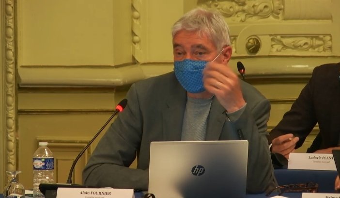 ClichyEnCommun's tweet photo. @AlaincFournier est intervenu pour rappeler notre opposition à la réalisation de nouveaux parkings, qui favorise le tout voiture et de faire venir encore plus de voiture sur Clichy. #clichy #PARKing https://t.co/FP5hiT1TEg