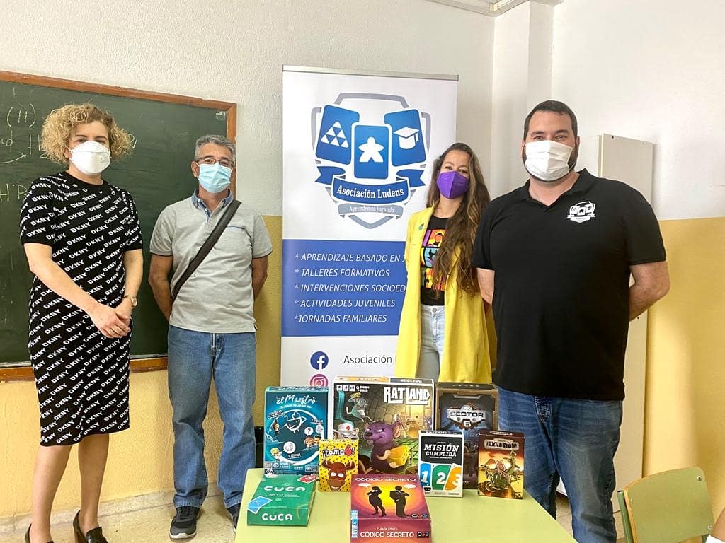 GranCanariaJven's tweet photo. 🎯 Aprendemos jugando 🎯
Con el proyecto 'Uso de #Juegos de Mesa en el aula para la mejora de la #convivencia y las habilidades sociales' promovido por la #Ampa del IES PoetaTomás Morales.

👌Nuestra consejera de Educación y #Juventud, @OlaiaMR participó en la actividad 
🧵1/2 https://t.co/cmUNqa59Yp