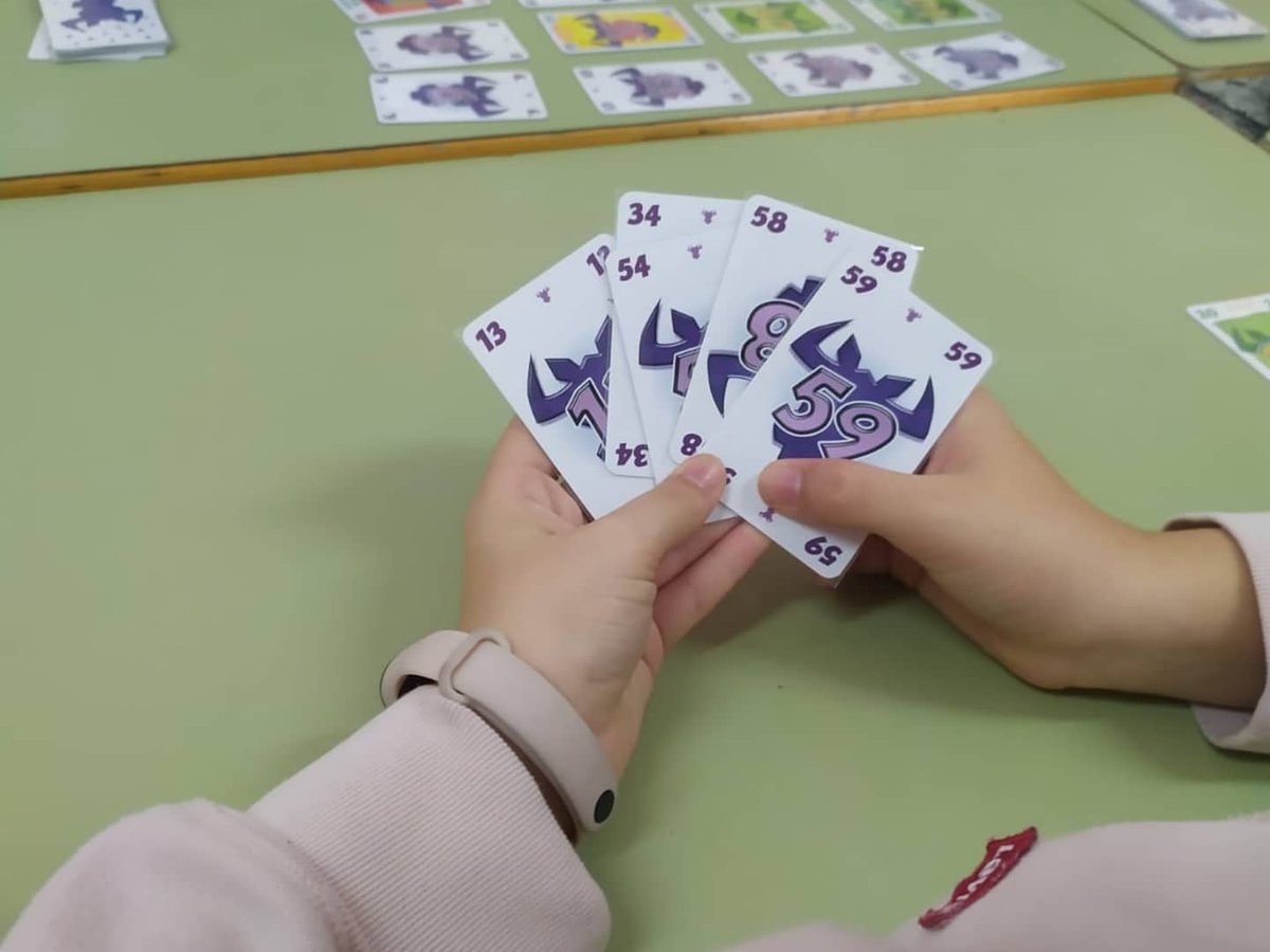 GranCanariaJven's tweet photo. 🎯 Aprendemos jugando 🎯
Con el proyecto 'Uso de #Juegos de Mesa en el aula para la mejora de la #convivencia y las habilidades sociales' promovido por la #Ampa del IES PoetaTomás Morales.

👌Nuestra consejera de Educación y #Juventud, @OlaiaMR participó en la actividad 
🧵1/2 https://t.co/cmUNqa59Yp