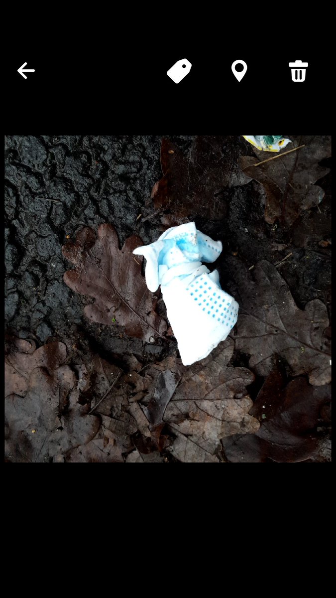 StefHoitink's tweet photo. @gtouwrunnr @helemaalgroen @GemLochem Zo kom ik ook mondkapjes tegen. Helemaal ingewikkeld tot 
een klein propje.
#Coronalitter

Kunnen die pakken karnemelk uit een vrachtwagen zijn gevallen?
#jeweethetniet https://t.co/tr83mAJBO0