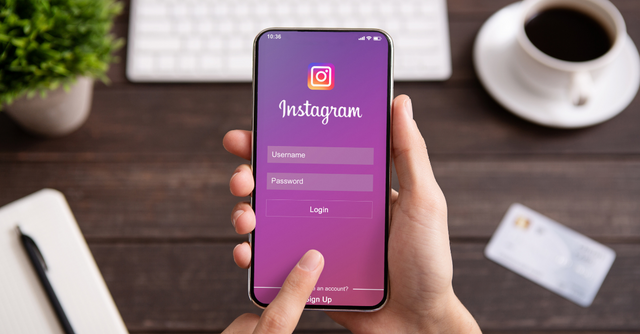 pauloquintal's tweet photo. Did you know only 46% of B2B marketers use Instagram to organically distribute their content? Here is how #B2B brands can use #Instagram via @SmarterCX: https://t.co/14GwM5DjH9 https://t.co/B6jOvQv6Bw