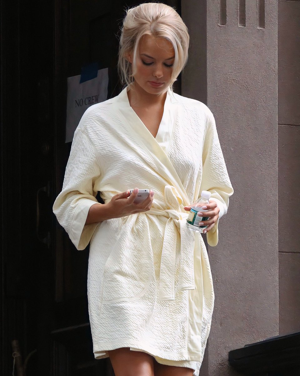 badpostmargots's tweet photo. margot robbie on the set of ‘the wolf of wall street’ https://t.co/sOC2ujKnJH