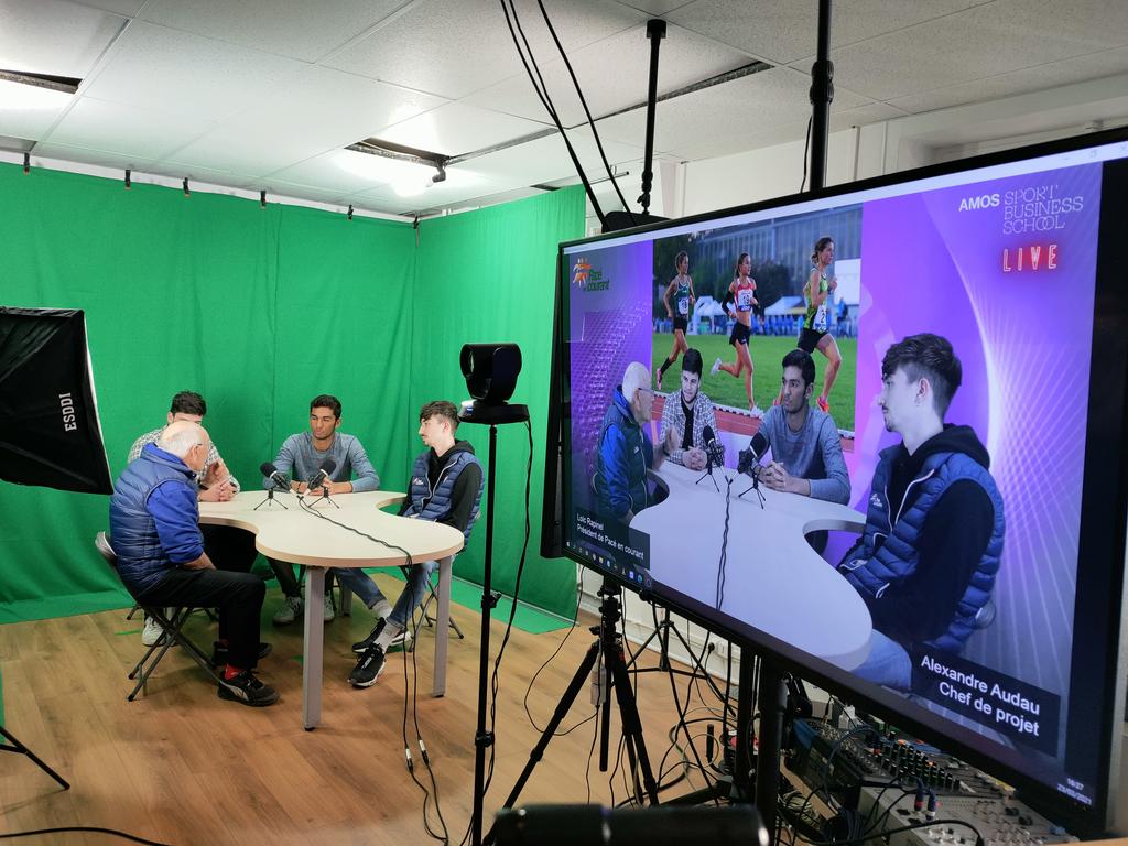 BeaMicheau's tweet photo. @AmosRennes  en studio aujourd'hui dans mon cours de marketing. Merci à nos invités de #PaceEnCourant @loicrapinel et à @tvwonder_pro de nous avoir accueillis ! https://t.co/paoFpb9G4W