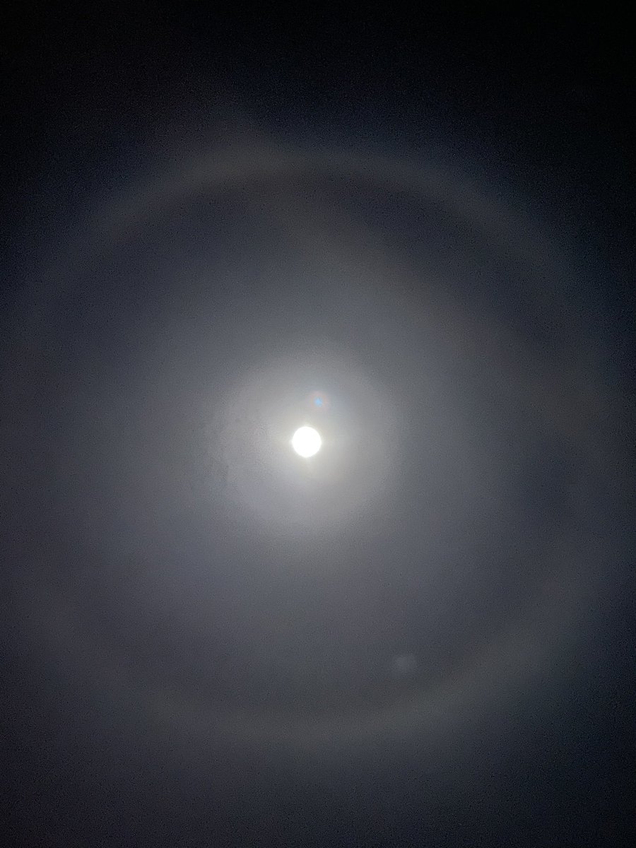 dean89239's tweet photo. Anyone see the massive circle around the moon tonight? #moon #ireland #irishmoon #nightsky https://t.co/Vgrn0D6TkU