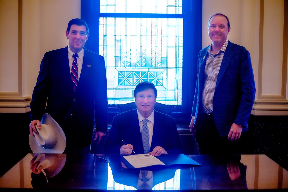 CommAndyGipson's tweet image. Appreciate Gov. @tatereeves signing this proclamation declaring today Agriculture Day in Mississippi!  Thanks for recognizing the value of agriculture in our Great State.