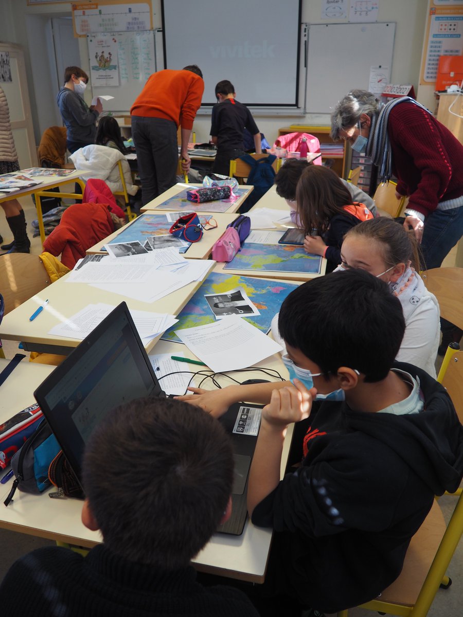 acpoitiers's tweet photo. [#SPME2021] La rectrice @BndicteRobert aux cotés des élèves de CE2/CM1 de l'école de #Marcay @DSDEN86  pour le concours Faites la Une!

↪️Objectif: réaliser la "Une" d'un journal en une journée à partir de dépêches pour ces équipes de rédaction en herbe 👏👏

 #EducMediasInfo https://t.co/FIIeqFpOc2