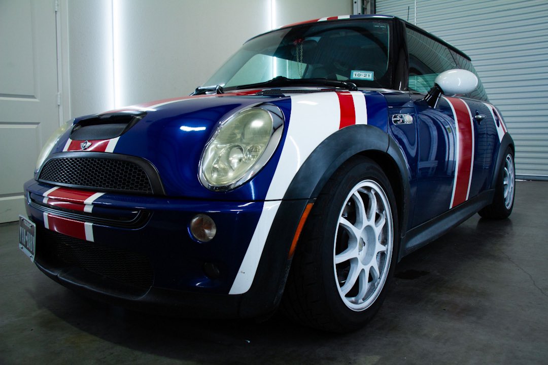 Today we had a visit from this Mini Cooper S with some Union Jack stripes we did a while back. Came in for some minor touch ups and to wrap a few sections of the hood 🇬🇧
#cars #carwraps #vehiclewraps #mini #minicooper #wrapped