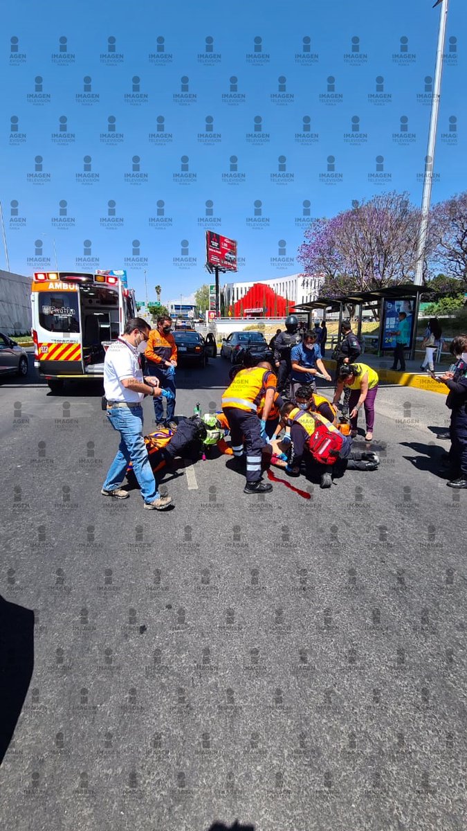 JCarlos_Valerio's tweet photo. #ACTUALIZACIÓN | La mujer tirada en la vía #Atlixcáyotl se aventó del distribuidor vial 485. Cayó de más de 10 metros de altura. Se reporta muy grave. #Puebla

Vía: @jenycoleote https://t.co/VYFAAa4Pry