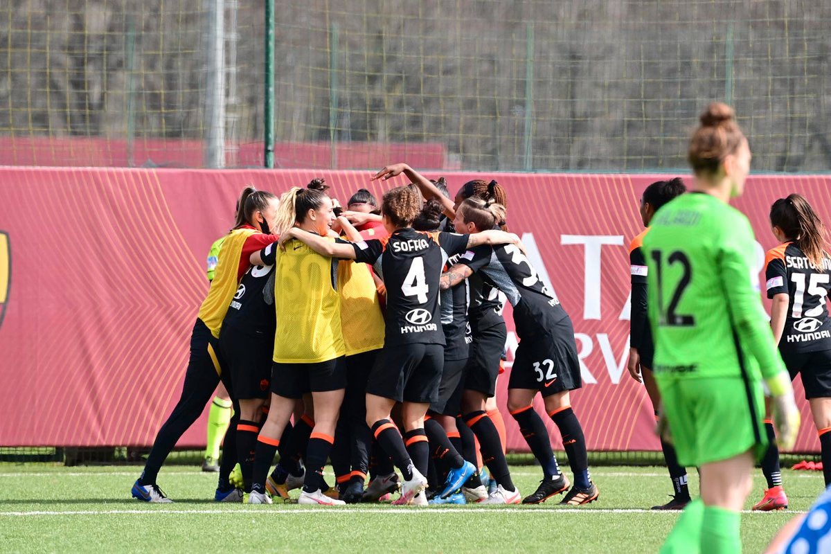 ElenaLinari's tweet photo. Prepariamoci ad un’altra settimana importante dopo la vittoria di sabato. Sempre NOI. Sempre INSIEME anche contro le avversità. ➕3️⃣ #RomaInter 4-3 #DedicaSpeciale #el32 💛❤️ https://t.co/xUzLuNDJIp