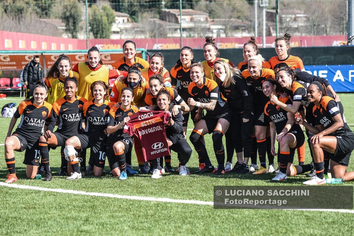 ElenaLinari's tweet photo. Prepariamoci ad un’altra settimana importante dopo la vittoria di sabato. Sempre NOI. Sempre INSIEME anche contro le avversità. ➕3️⃣ #RomaInter 4-3 #DedicaSpeciale #el32 💛❤️ https://t.co/xUzLuNDJIp