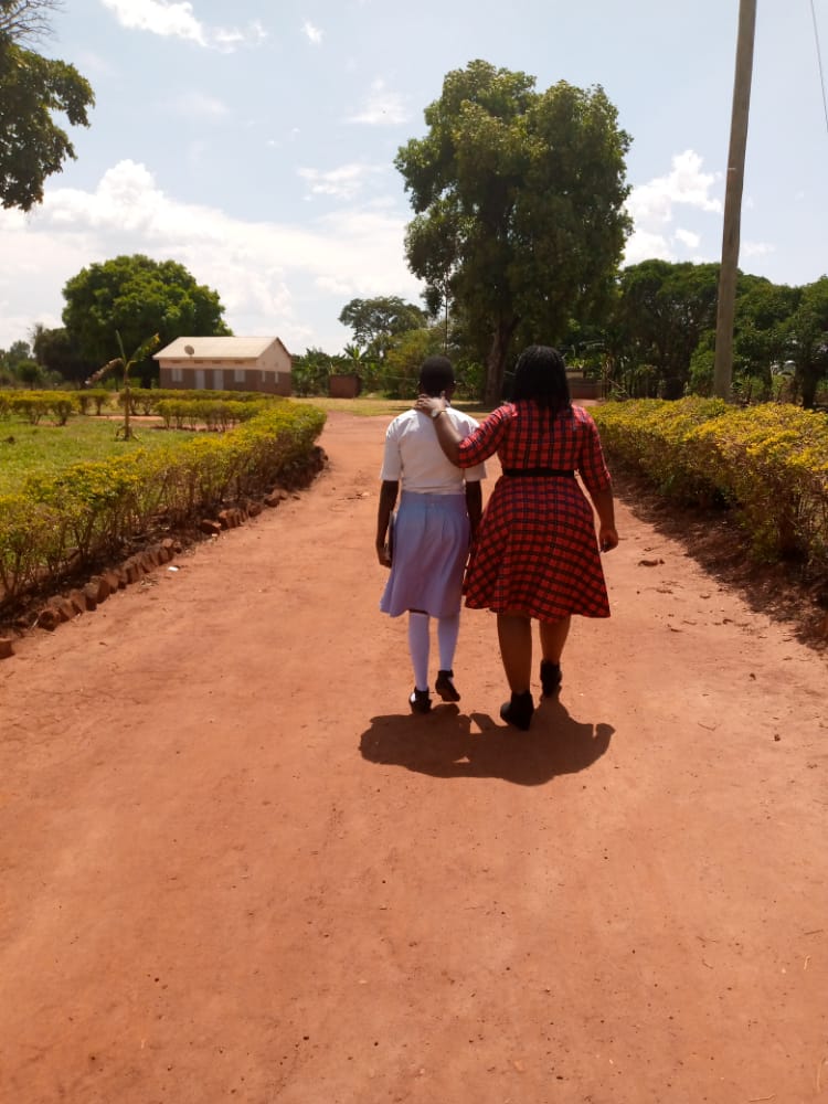 lynda_eunice's tweet photo. The #GirlsBack2School Campaign is running in different districts in Uganda to ensure girls are safely in school& learning. The team @RaisingTeensUg1 spent the day in Kamuli district following up on girls that are pregnant& ensuring they are in school&learning.
@aasu_72 https://t.co/KxW3iZSWyX