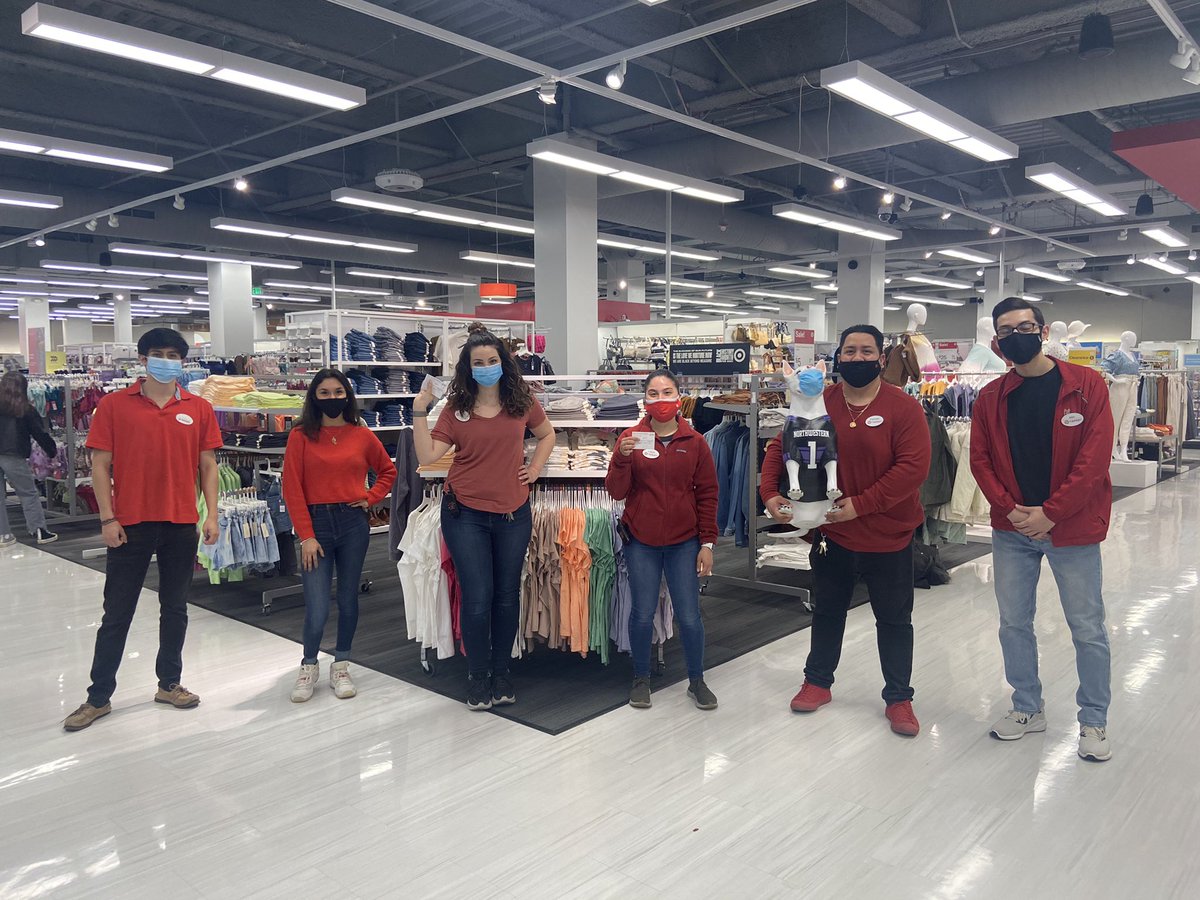 Thanks to <a href="/CityofEvanston/">City of Evanston</a> and my HR  Caitlin for getting the word out about the grocery workers’ vaccine event today! Half of our team was vaccinated all at once. Putting an end to it with the team that braved it together! ❤️🎯💪🏽<a href="/Lauren_Dunc/">Lauren Duncan</a> <a href="/A_Leigh_/">AV</a> #3283!