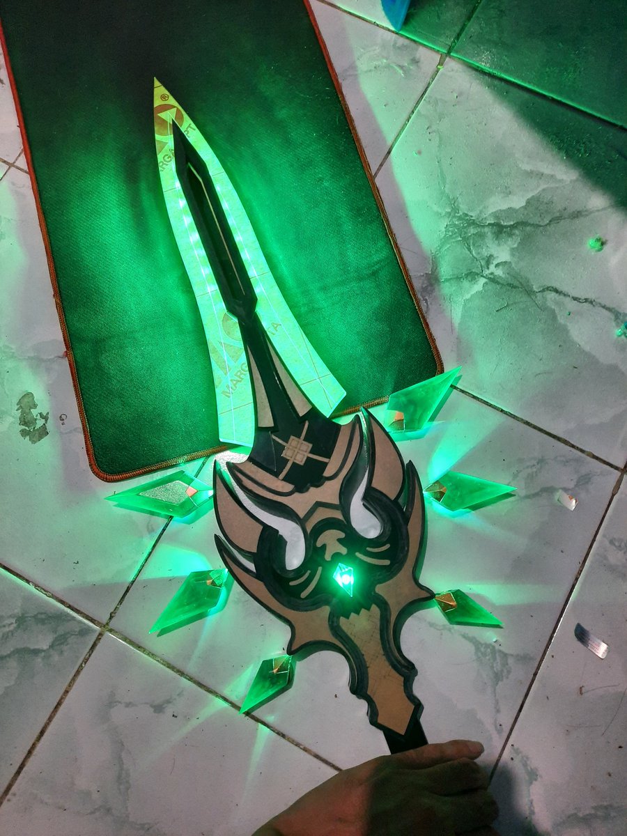 LEE82619688's tweet photo. WIP primodial jade winged spear..
XIAO- special weapon

#GenshinImpact 
#xiao 
#primodialjadewingedspear
#pjws 
#cosplay 
#genshinimpactfanart 
#GenshinImpactcosplay 
#wip
#LED https://t.co/QUOOsiLst6