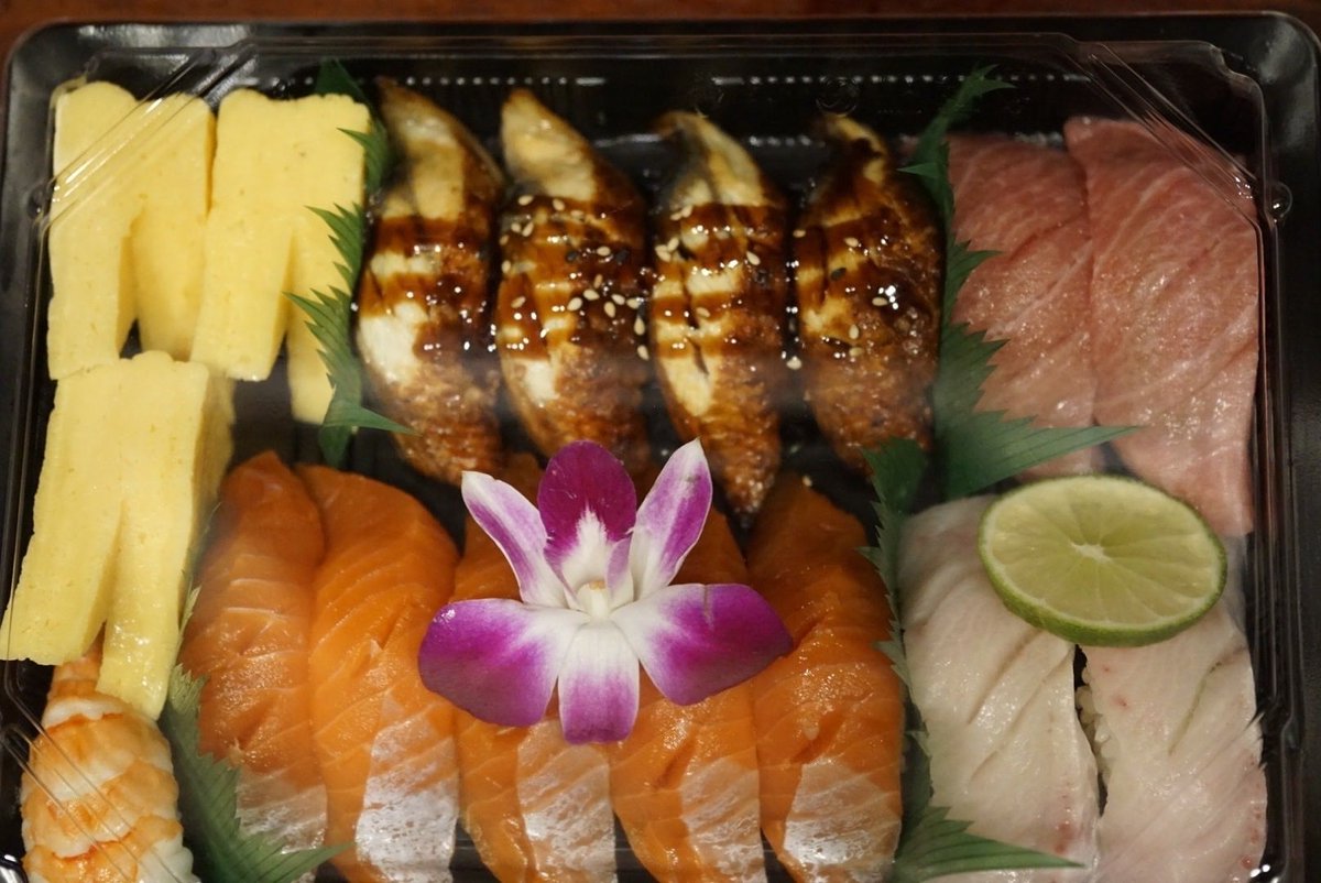 SuBIBainbridge's tweet photo. A nigiri plate.  Try chefs selection of 7 or 10 nigiris, served with unagi, tamago &amp; a side of miso soup 😍🙏 #nigiri #sushibar #bainbridgeisland 
. https://t.co/Nv7SvzBXXL