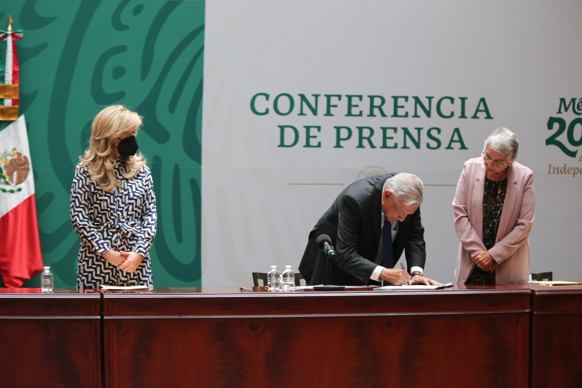 enlazonacero's tweet photo. @lopezobrador_ firma con los gobernadores del país en Palacio Nacional el #AcuerdoNacionalparalaDemocracia donde se comprometen “a garantizar elecciones libres, limpias y respetar la voluntad del pueblo”. https://t.co/Y8guatTseL