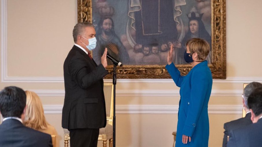 IvanDuque's tweet photo. Hoy posesionamos a la dra Hilda González como magistrada de la Sala de Casación Civil de la Corte Suprema de Justicia. Gran profesional, que adelantó, con méritos, su carrera en la Rama Judicial y llega al máximo tribunal en reconocimiento a su servicio al país. https://t.co/cQrq5SiDWW
