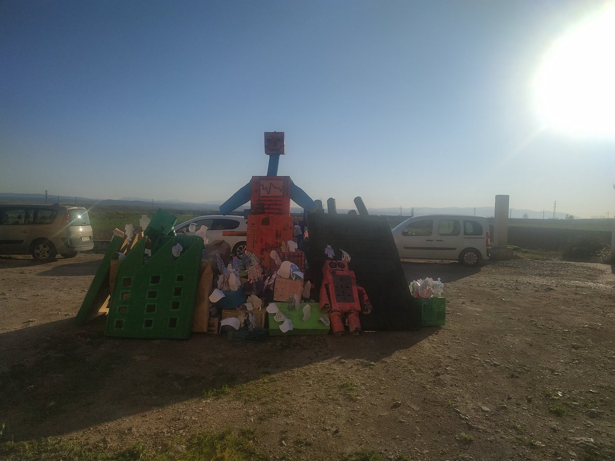 shunere's tweet photo. @love_yolii Nosotros hoy en el sitio de prácticas hemos celebrado las fallas pero en Granada ya que el tutor es valenciano y las hace aqui esas han sido https://t.co/849kegE2JU
