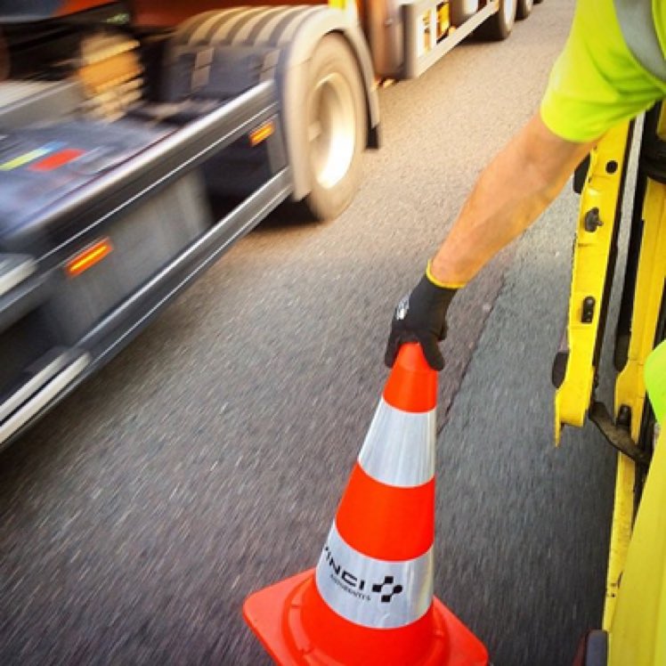 DeOperarios's tweet photo. Los conductores no son conscientes de lo cerca que pasan y a la velocidad que circulan, en la medida de lo posible cuando circules por zona de #obras 🚧  #accidente guarda la  #DistanciaLateraL y disminuye la velocidad 🙏 https://t.co/8btihr9WKi