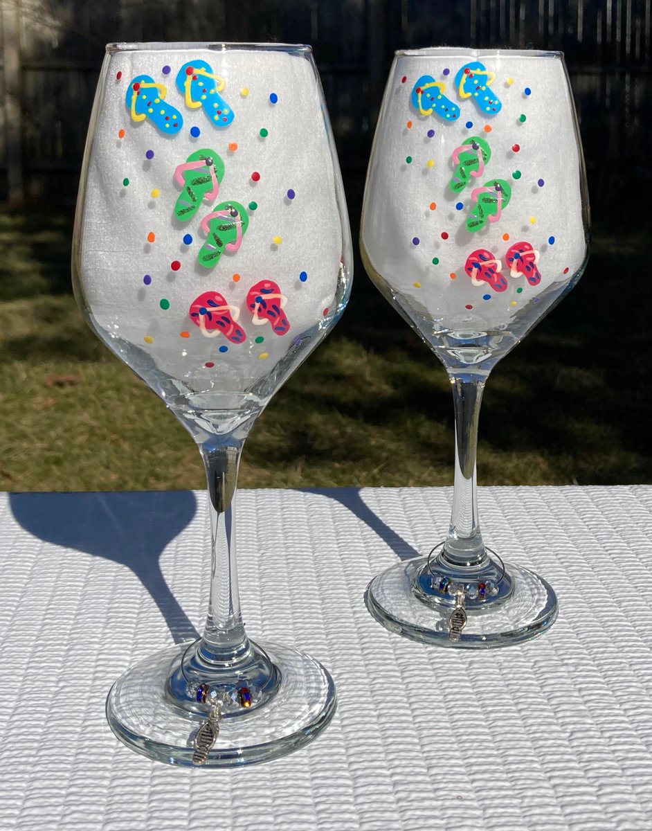 Flip flops glasses etsy.com/listing/979187… #wineglasses #flipflops #paintedflipflops #beachhouseglasses #mothersdaygift #birthdaygift #giftsformom #giftsforher